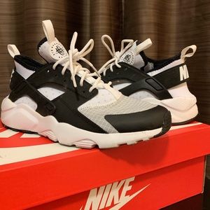 Nike Air Huaraches - White and Black